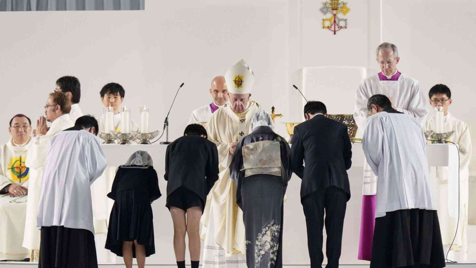 Papa Francesco: «La competitività assillante incatena l'anima»