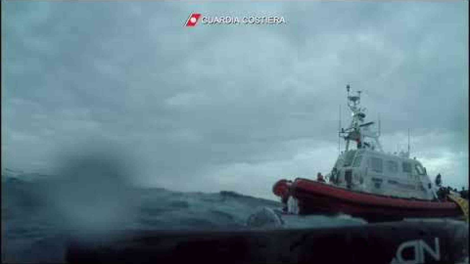 Quei passaporti nelle tasche della mamma annegata e la bimba salvata