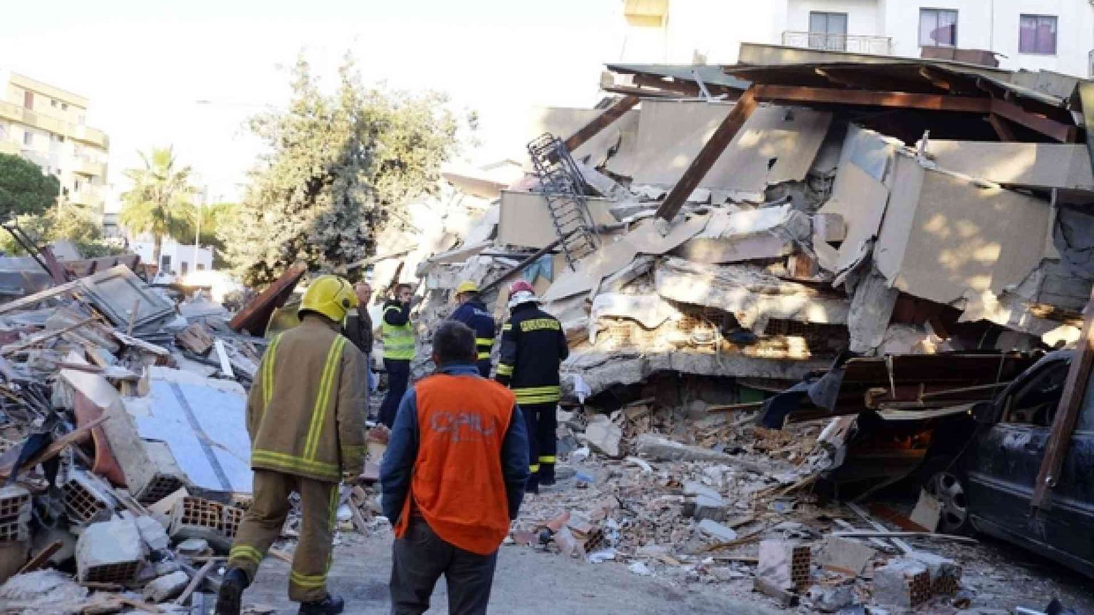 Albania, morti e feriti. Nuova scossa. Il Papa: «Prego per le vittime»