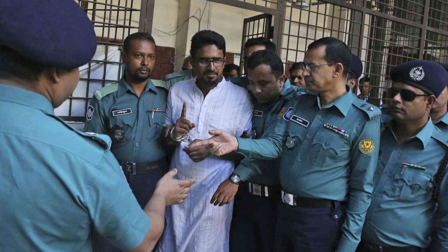 Strage di italiani, sette condanne a morte