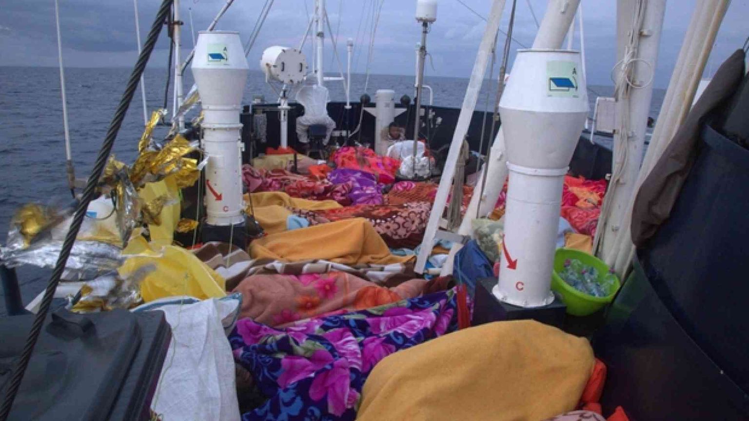 Dopo 5 giorni di attesa, la nave Alan Kurdi approda a Messina