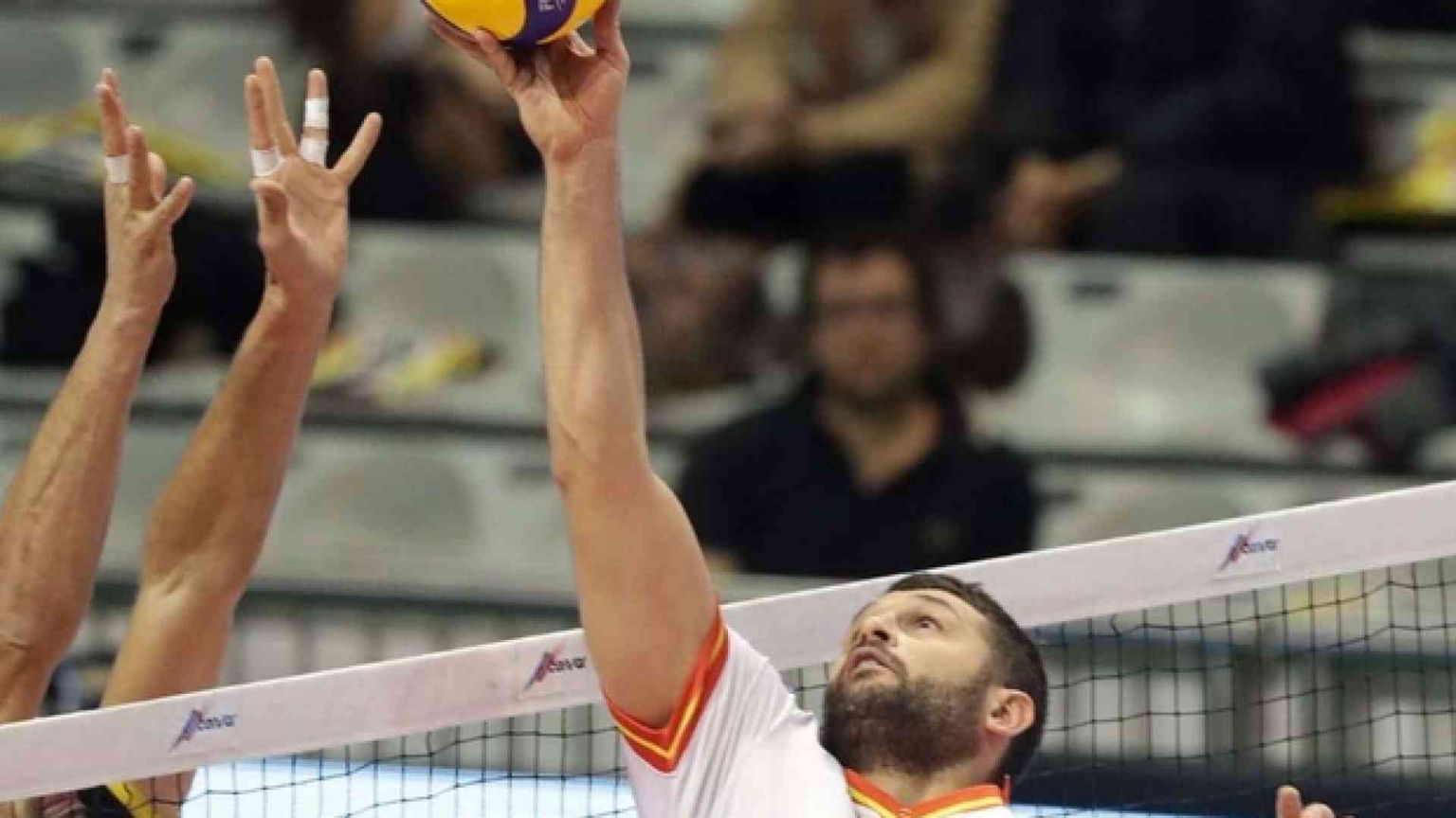 Il pallavolista Saitta: «Caro Francesco, aiutaci a non giocare a Natale»