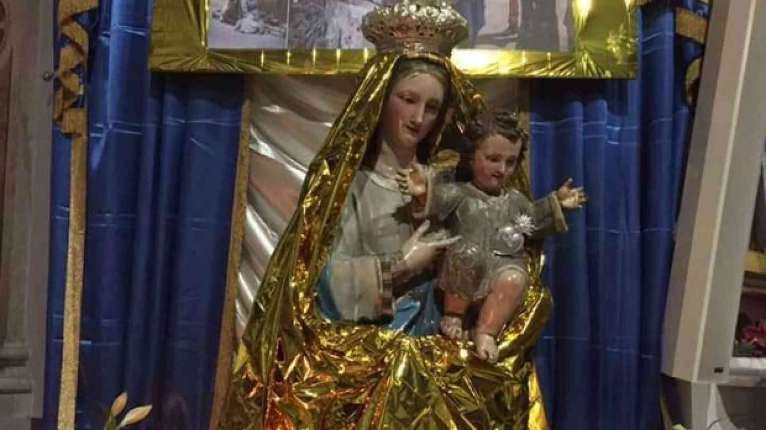 Una coperta gialla per l'Immacolata, come una mamma migrante