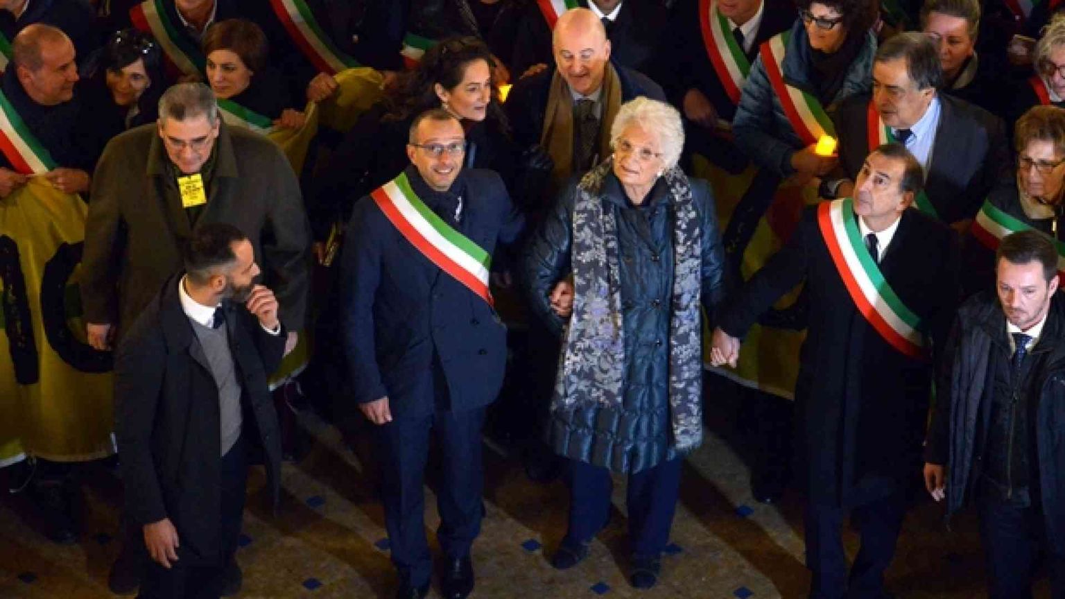 600 sindaci contro l'odio. Segre: «Ora parliamo d'amore»