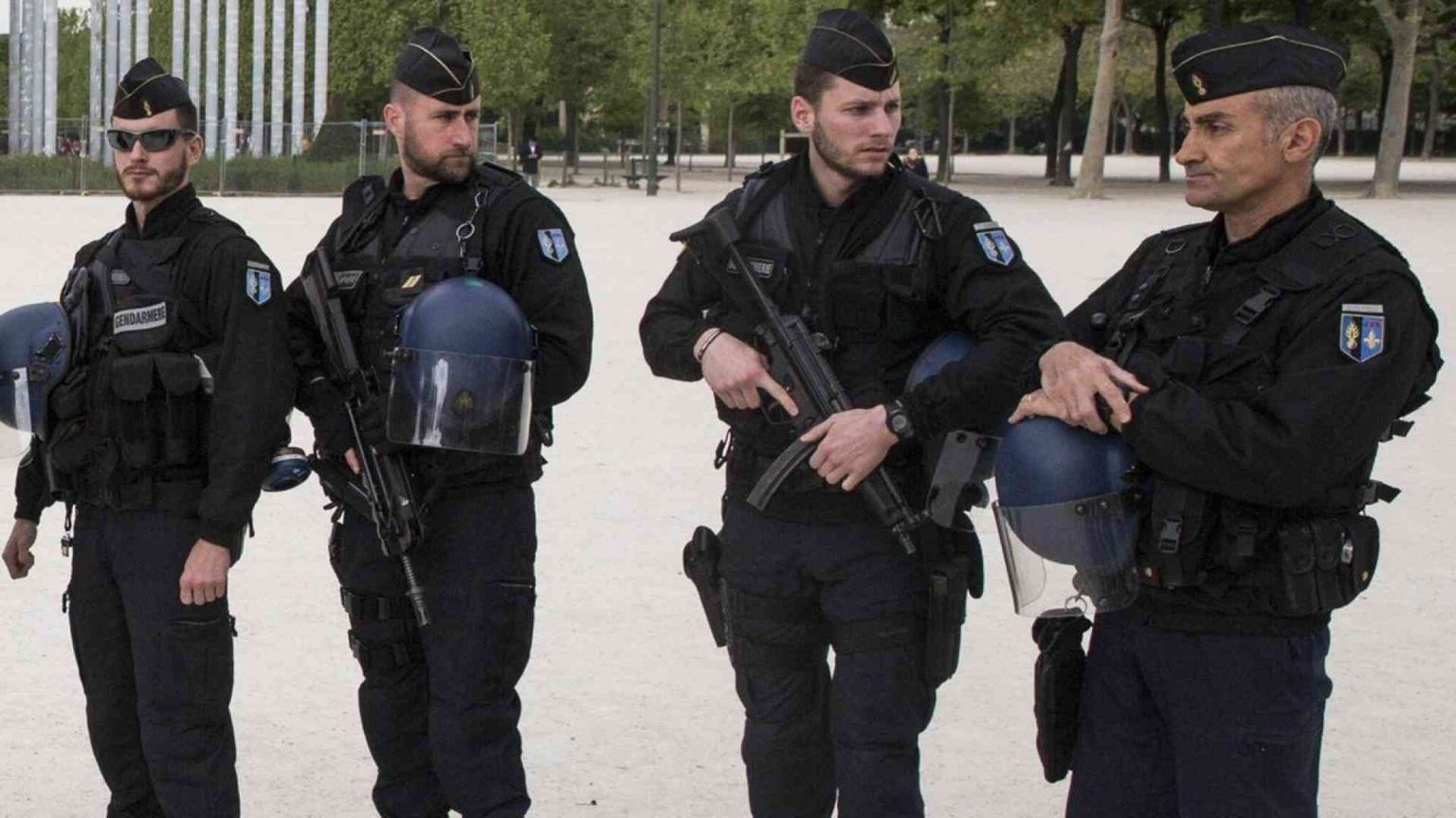 Minaccia agenti con un coltello, ucciso un uomo