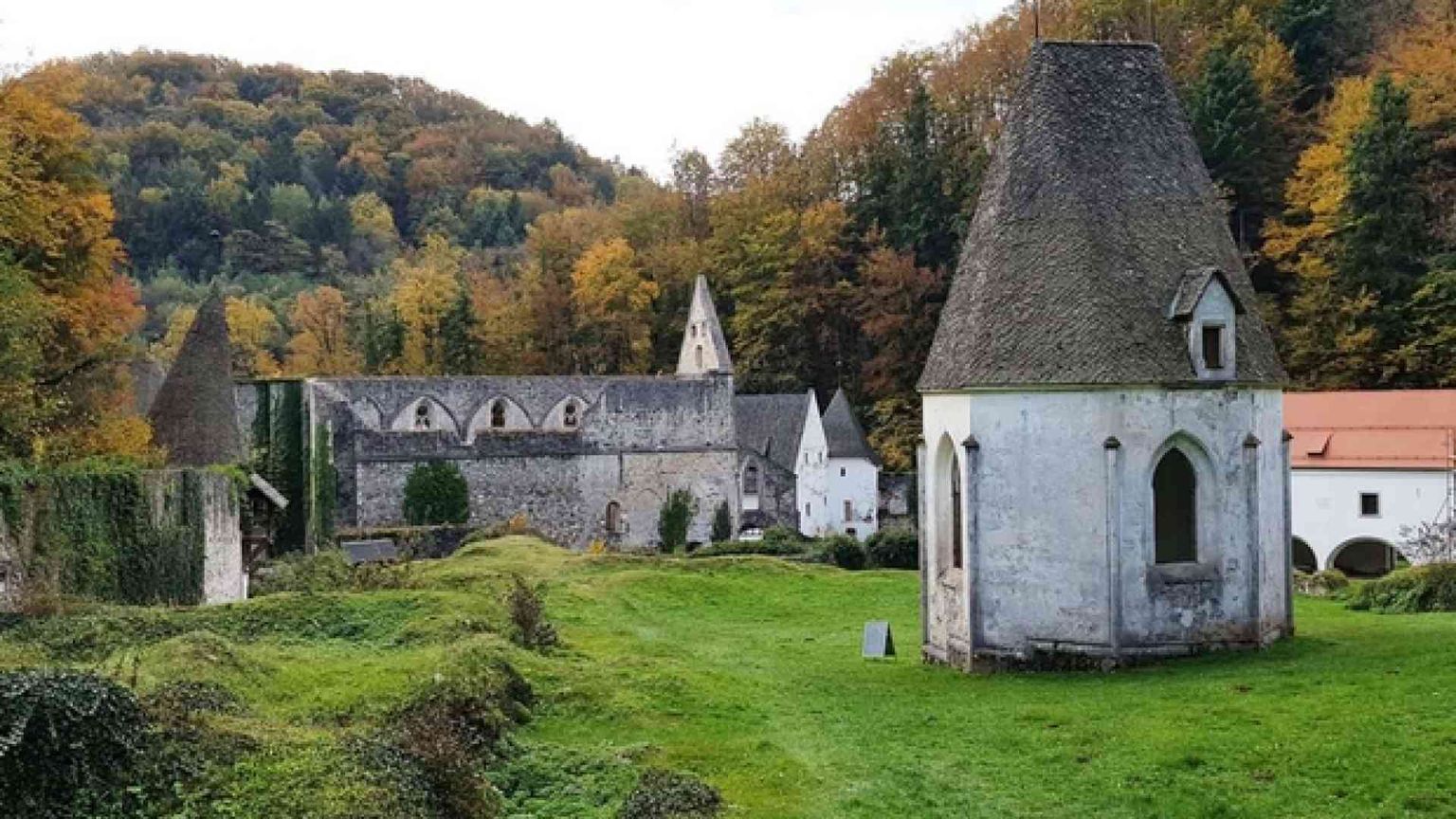 I muri della Certosa di Seitz e il limite tra storia e mistica