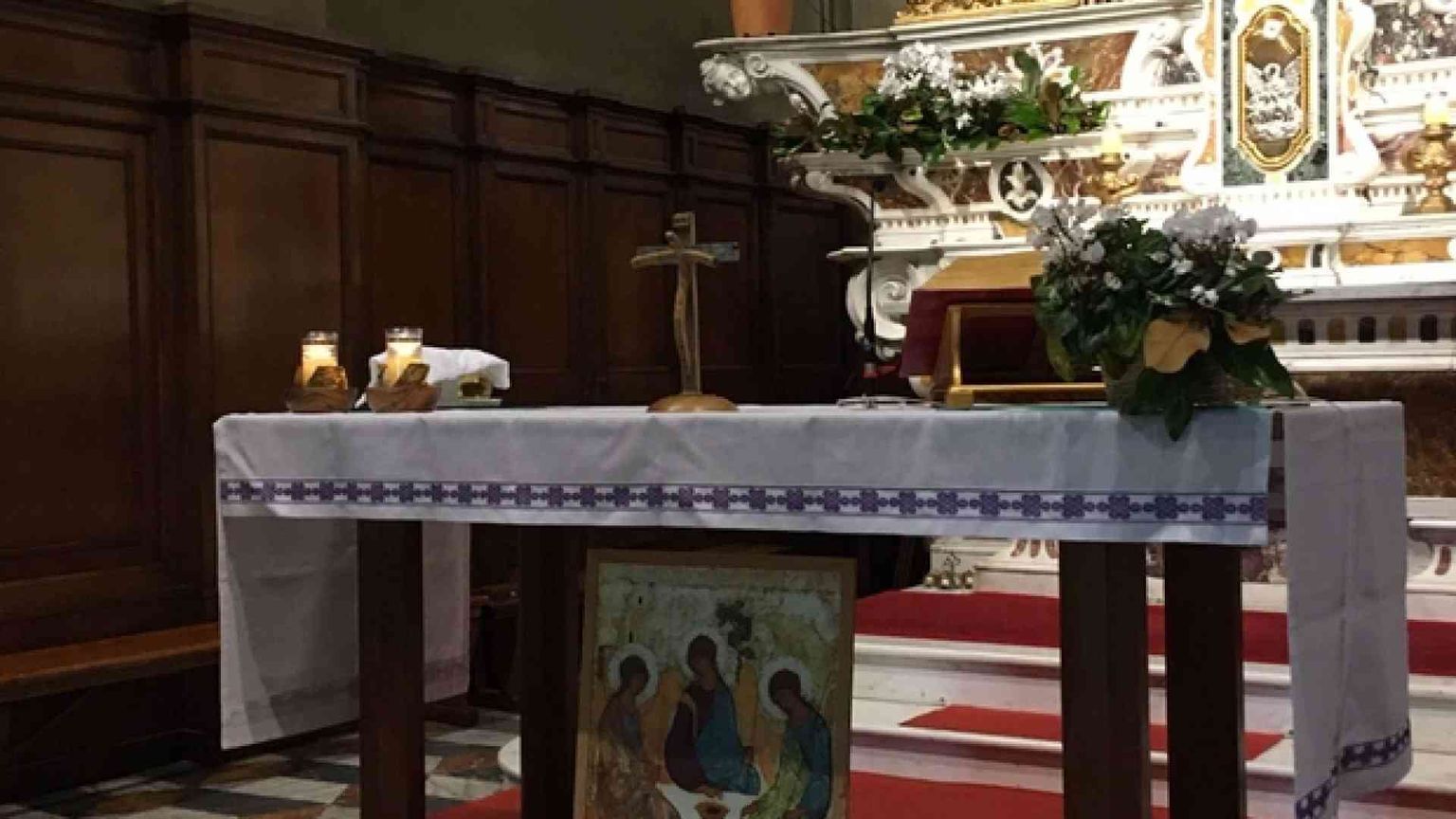 Sull'altare un Crocifisso fatto con il legno dei barconi dei migranti