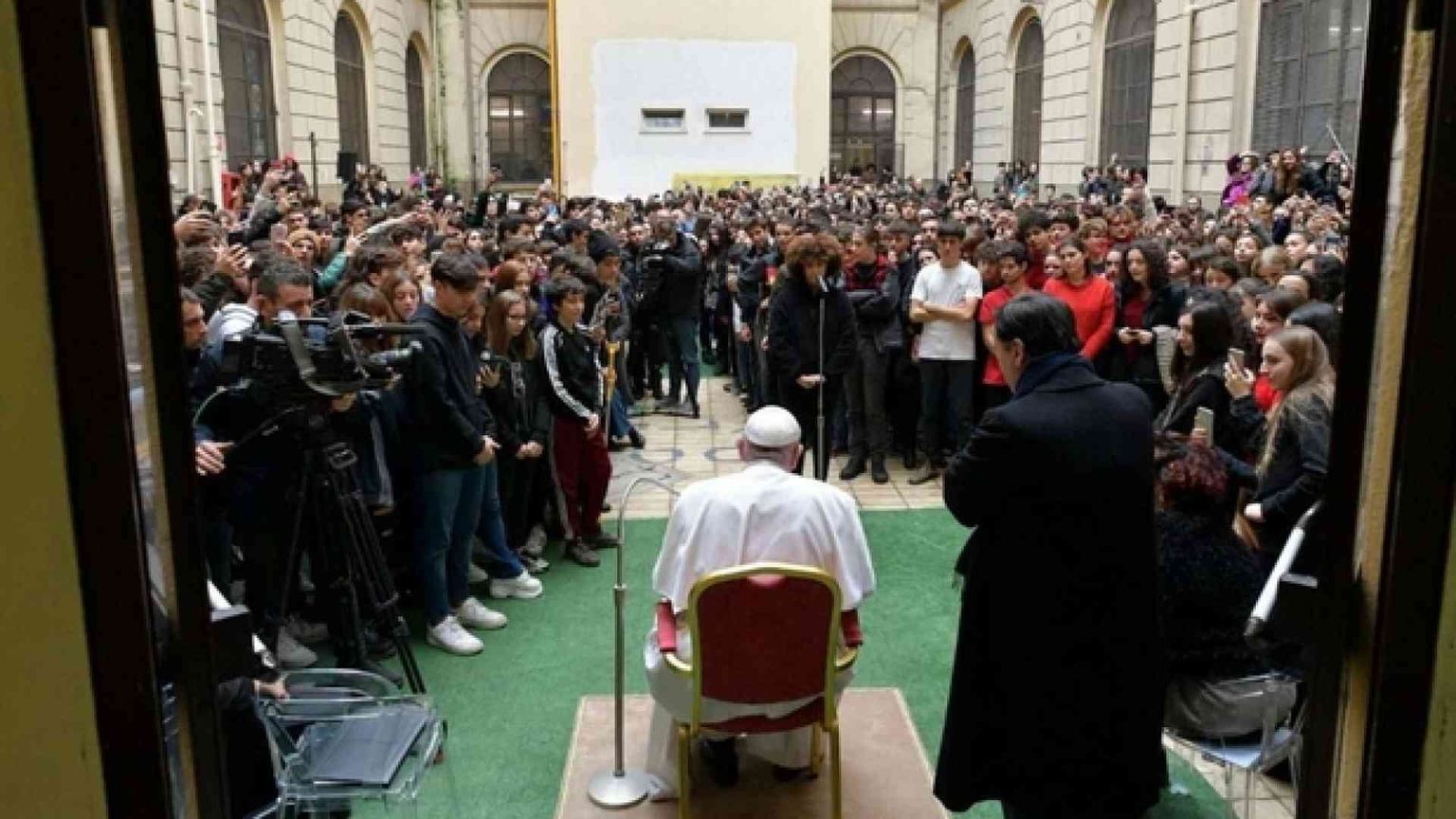 Il Papa va al liceo: siate coerenti con la vostra fede