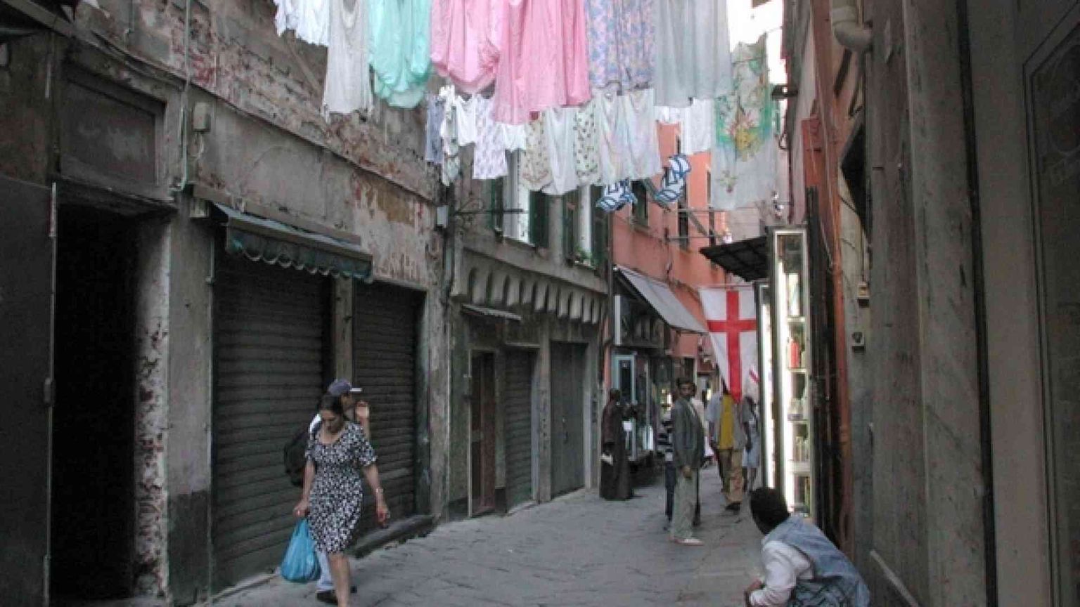 Tra i carruggi di Genova la preghiera delle prostitute