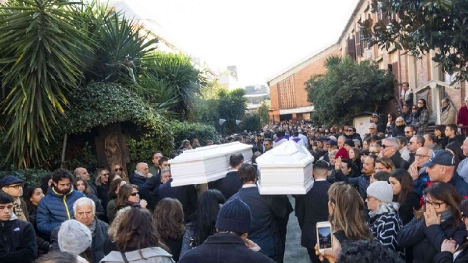 Funerali di Gaia e Camilla, il parroco: tragedia insensata, riflettiamo