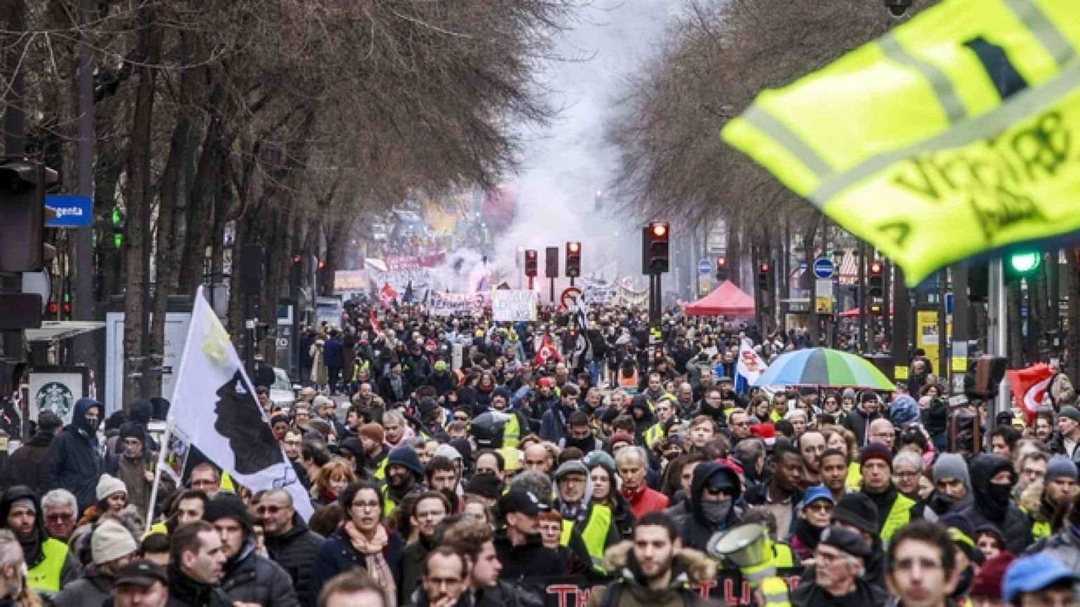 La pensione a punti di Macron spacca la Francia. Chi bara?
