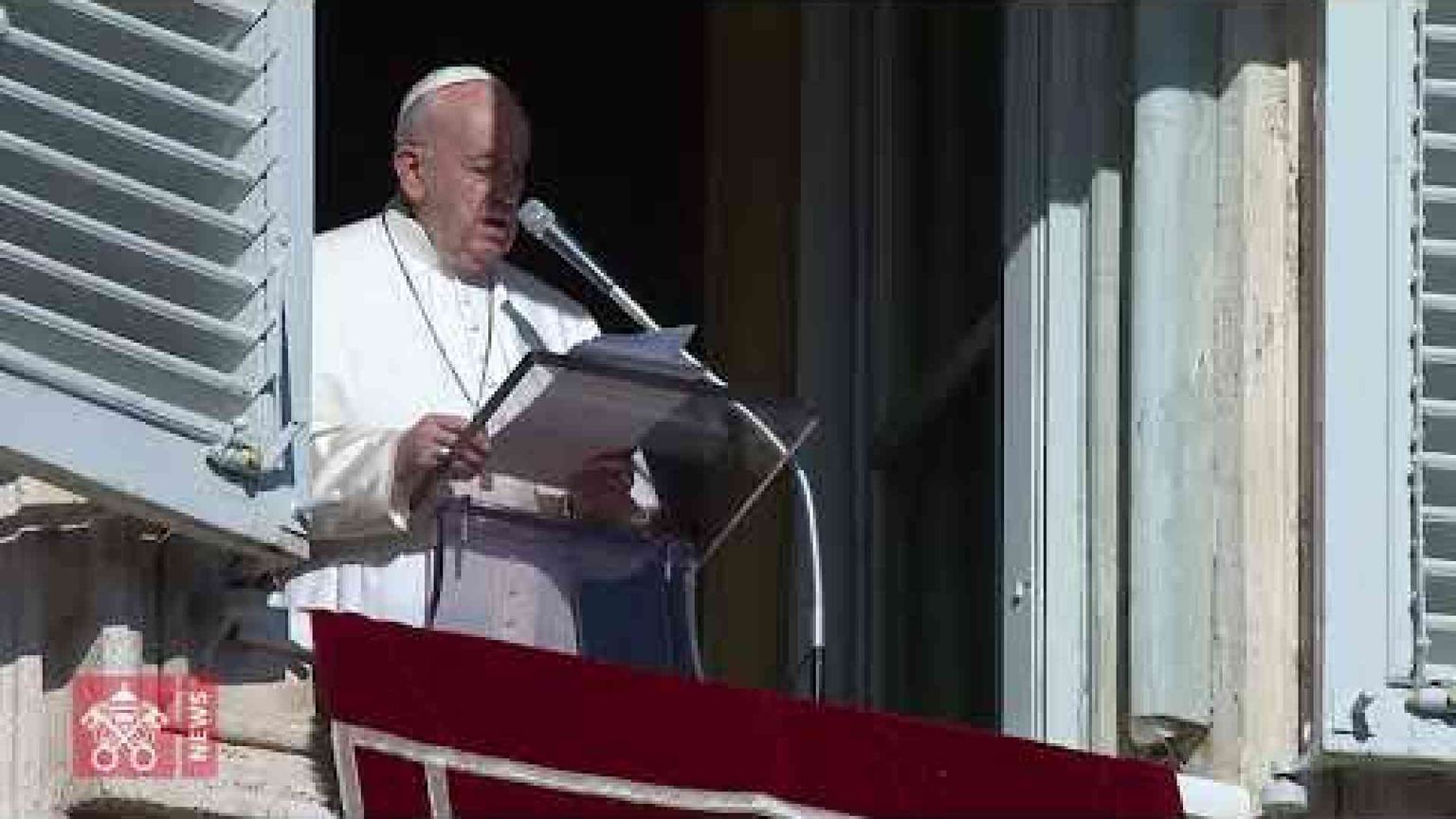 L'ultimo Angelus del 2019 dedicato alla famiglia. «Spegnete i cellulari a tavola»