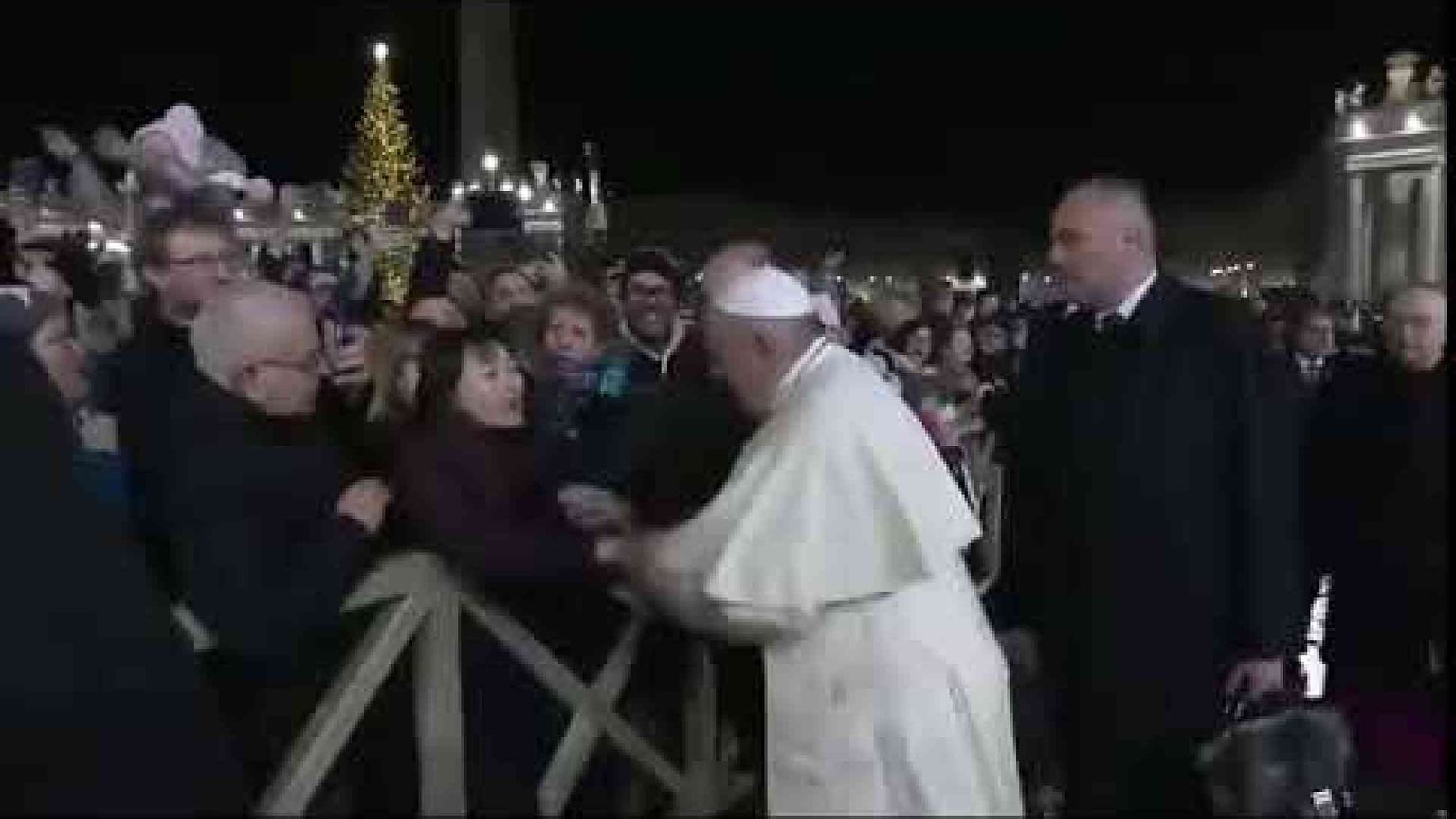 Papa Francesco strattonato perde la pazienza. E chiede scusa