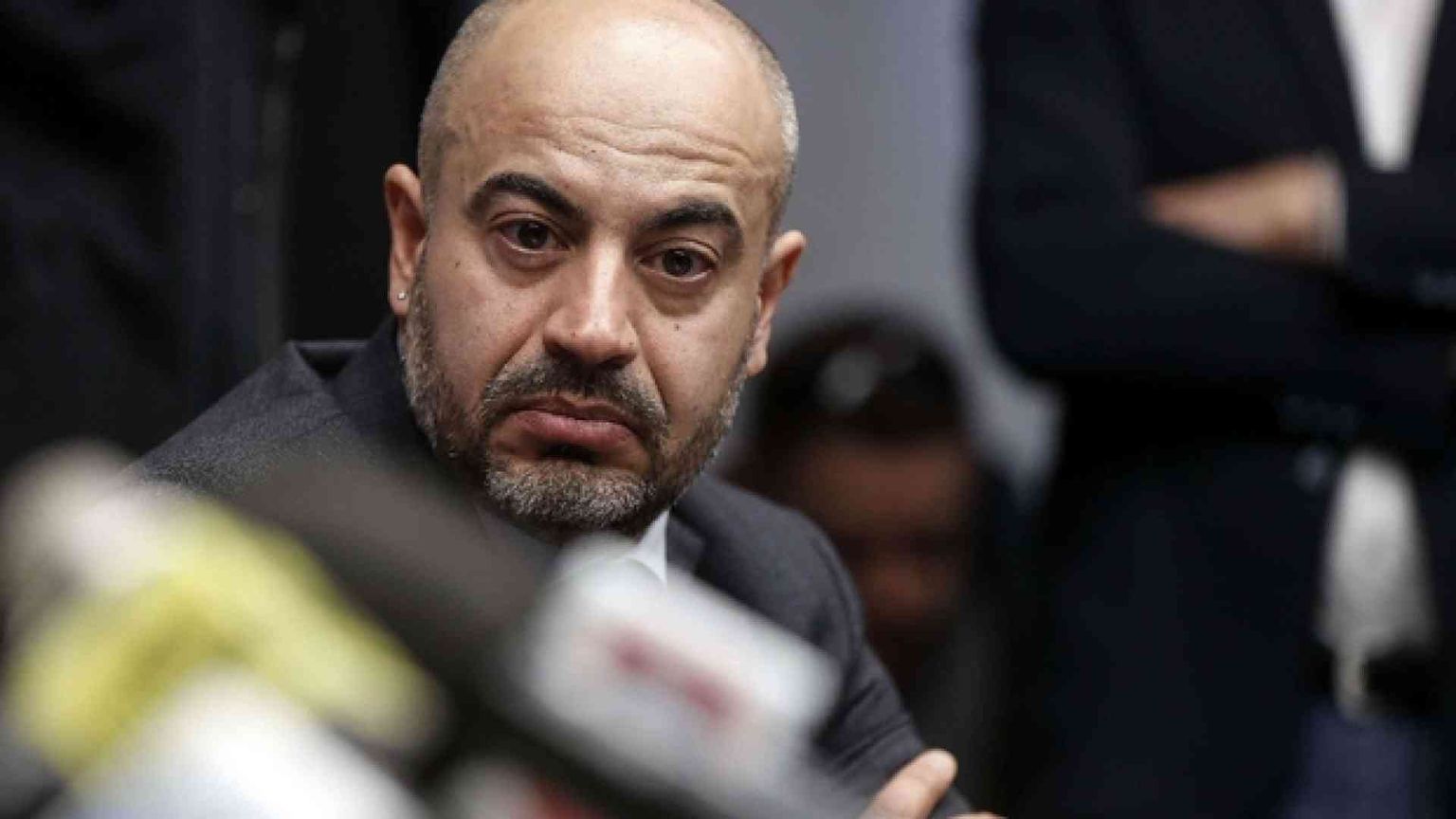 Il Collegio dei probiviri "caccia" Paragone. Di Battista lo difende