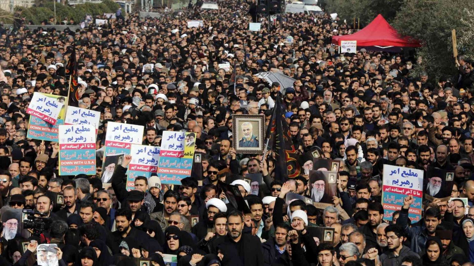 Migliaia in piazza a Teheran, l'Europa è preoccupata