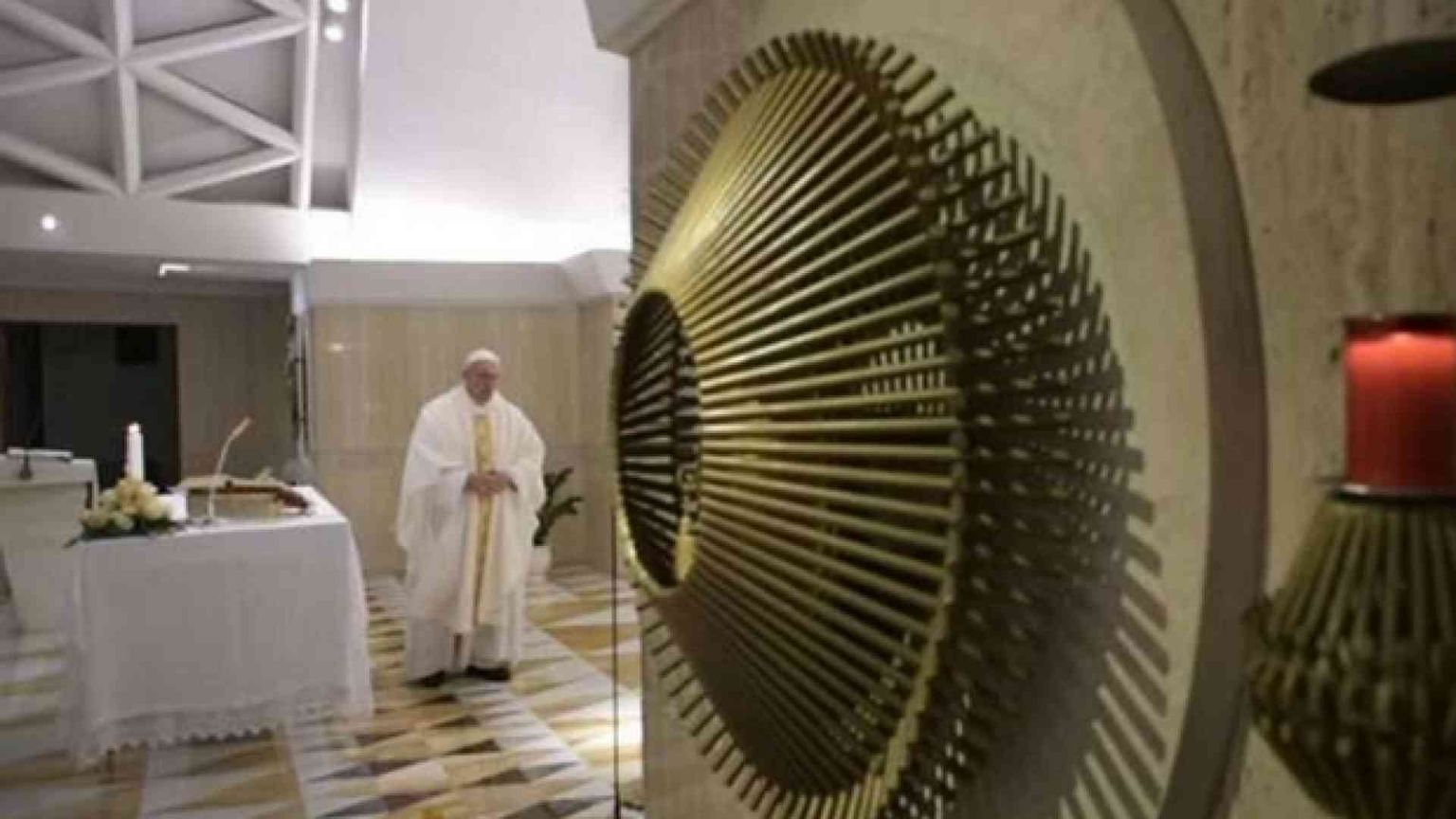 Il Papa: no allo spirito del mondo, ci porta alla corruzione