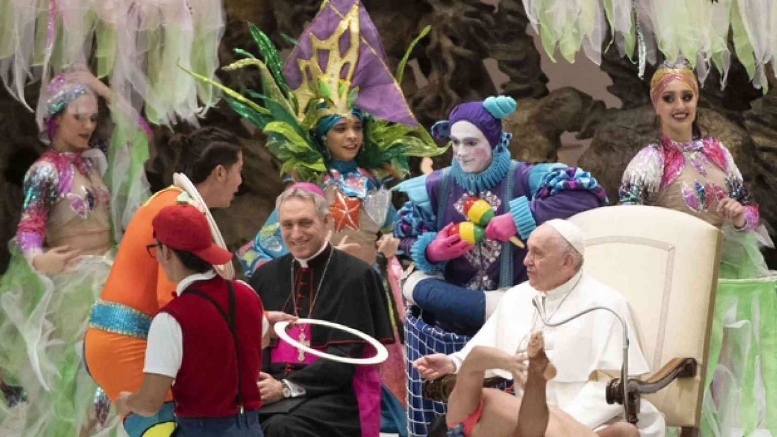 Papa Francesco giocoliere fa centro con il cerchio