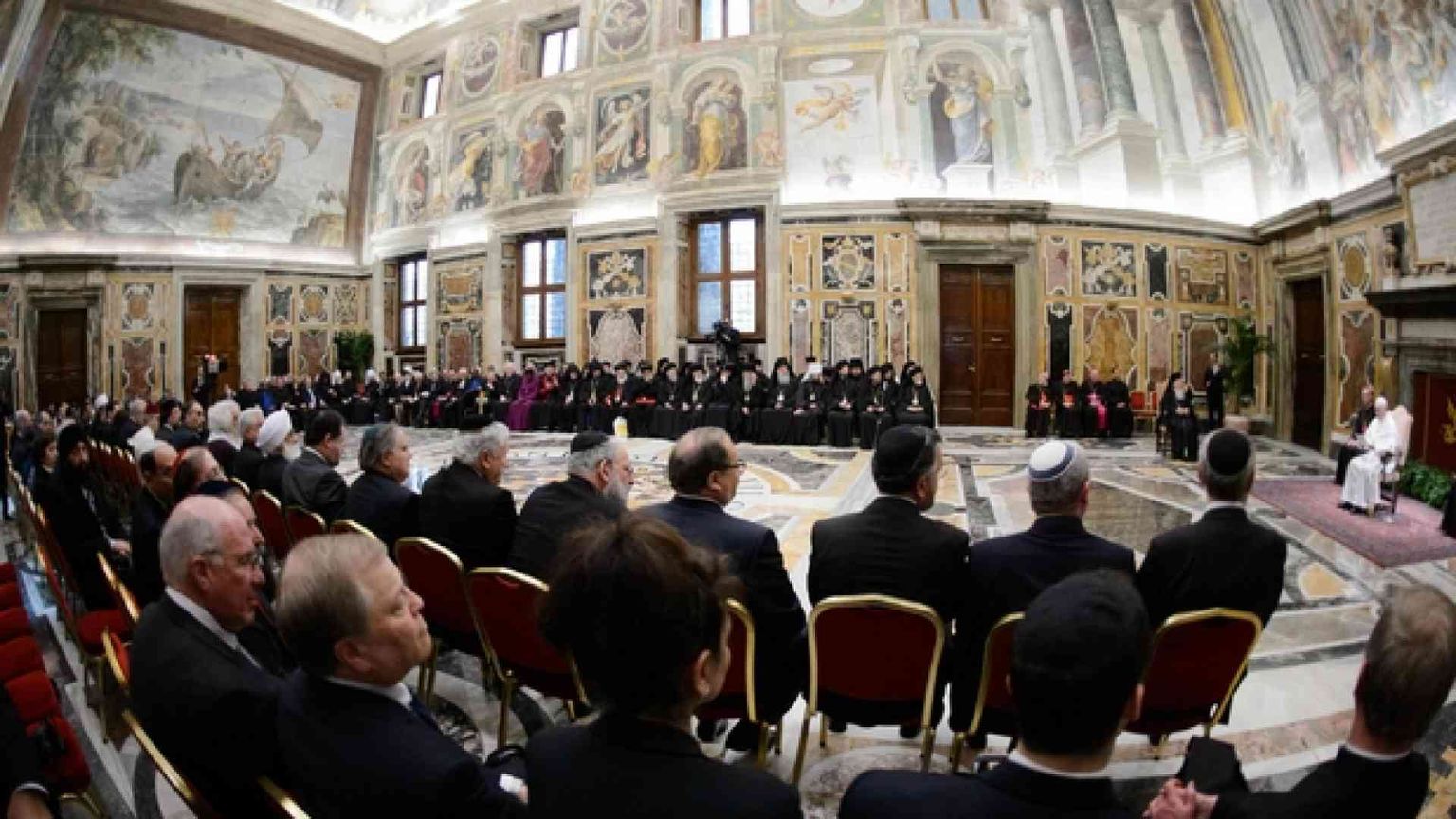 Il Papa incontra i diplomatici. Ecco come il Vaticano parla agli Stati