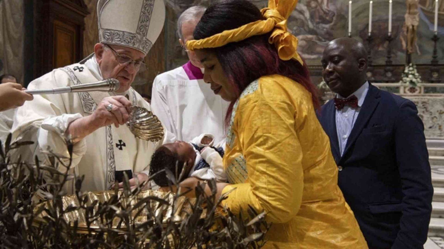 Il Papa battezza 32 bambini nella Cappella Sistina
