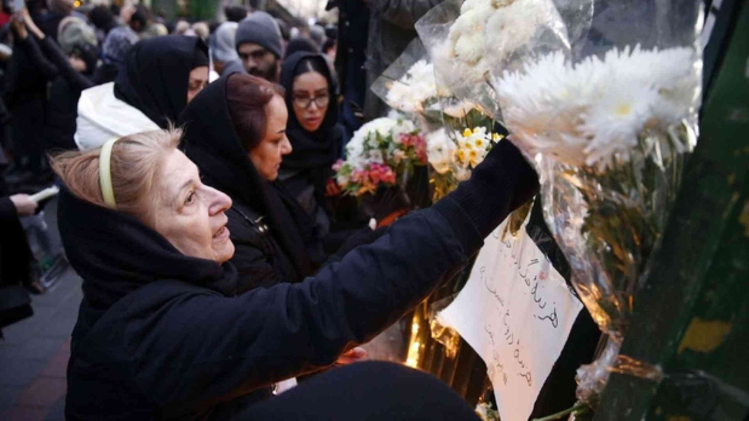 Aereo abbattuto per errore, migliaia in piazza a Teheran: Khamenei dimettiti