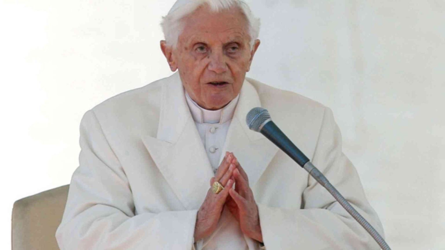 Benedetto XVI: indispensabile il celibato dei preti
