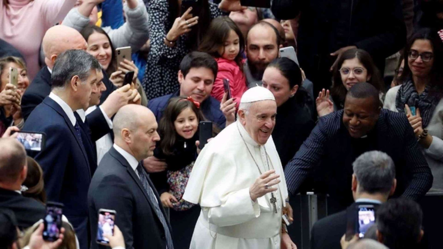 Il Papa: «La Chiesa perseguitata e fraintesa, mai si stanca di accogliere»