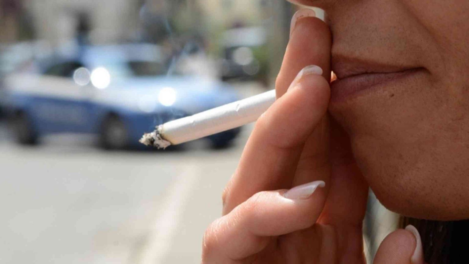 Contro lo smog il divieto di fumo all'aperto. Ecco perché Milano ci crede