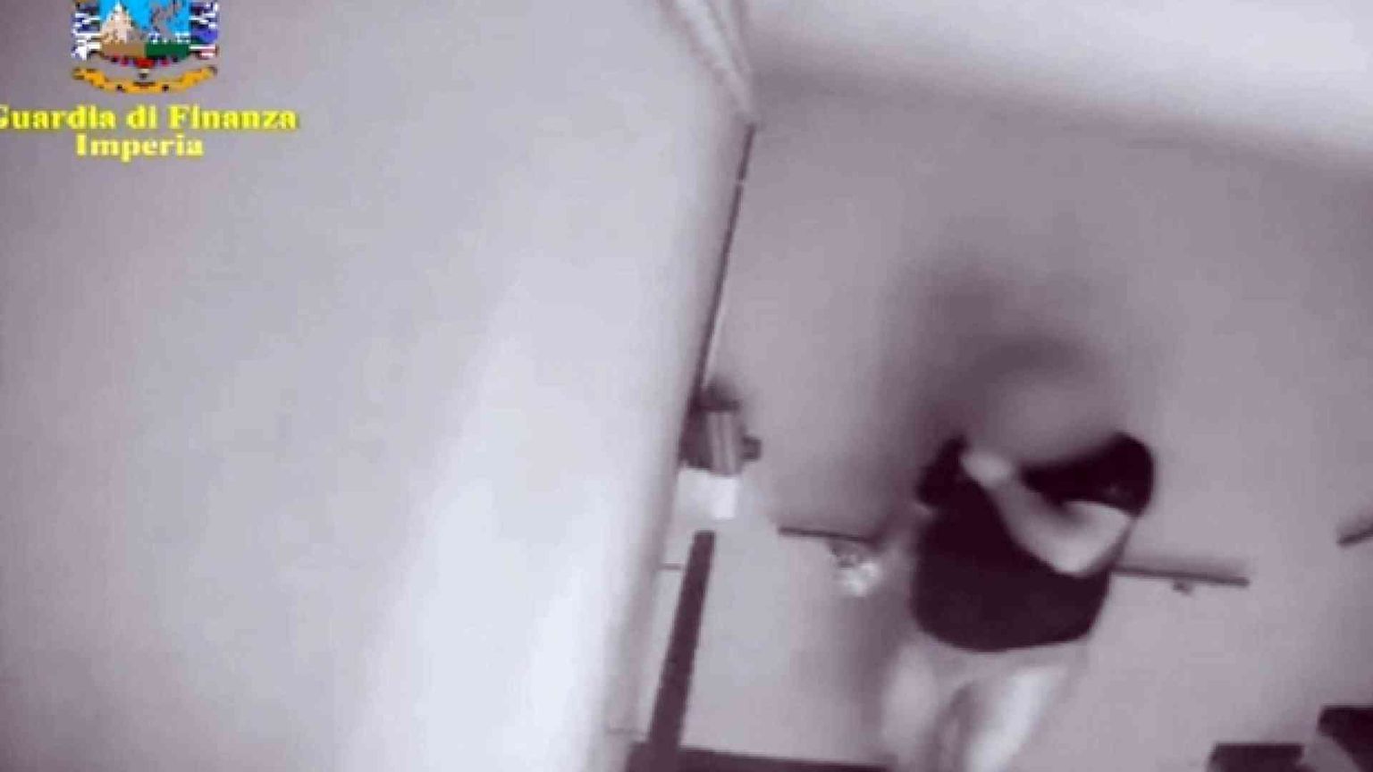 Assolto perché "il fatto non sussiste" il vigile che timbrava in mutande