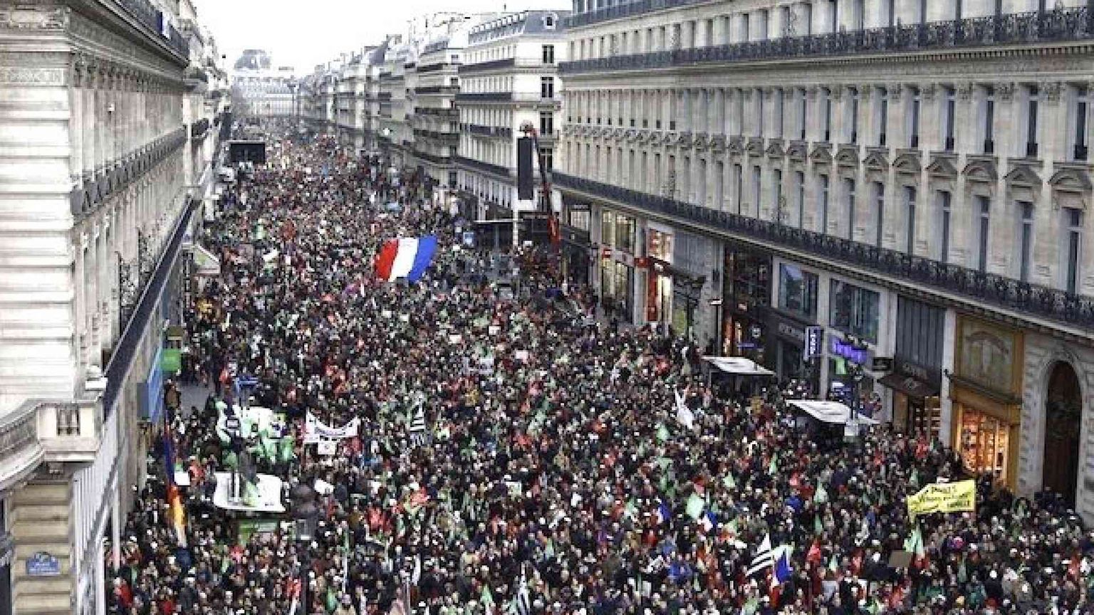 «Fermate la provetta per tutte»: la piazza di Parigi dà un segnale a Macron