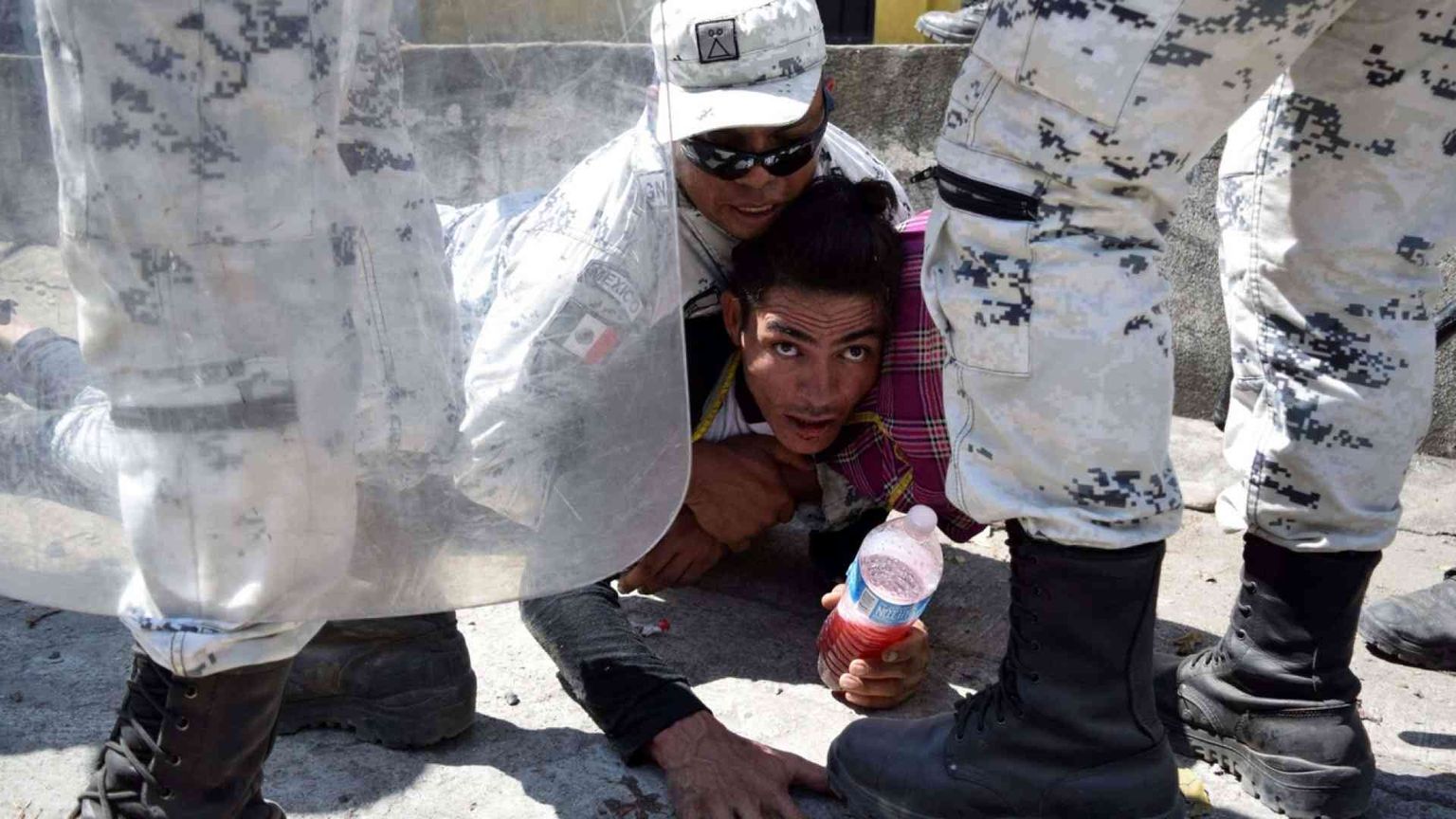 La carovana di migranti respinta in Messico. Lacrimogeni lanciati sui bambini