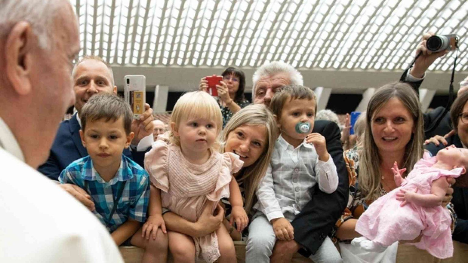 Il Papa: «Società è civile solo se riconosce il valore intangibile della vita»