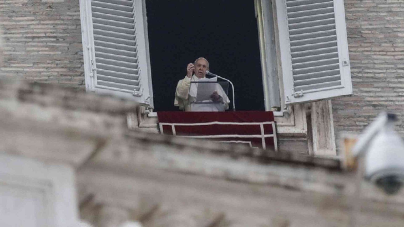 Il Papa: no ad ogni violazione della dignità