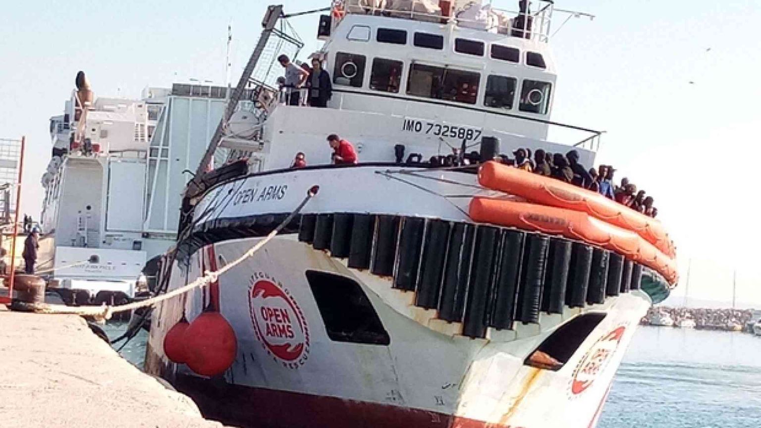 La Open Arms bloccata al largo, ecco lo scambio di mail tra Salvini e Conte