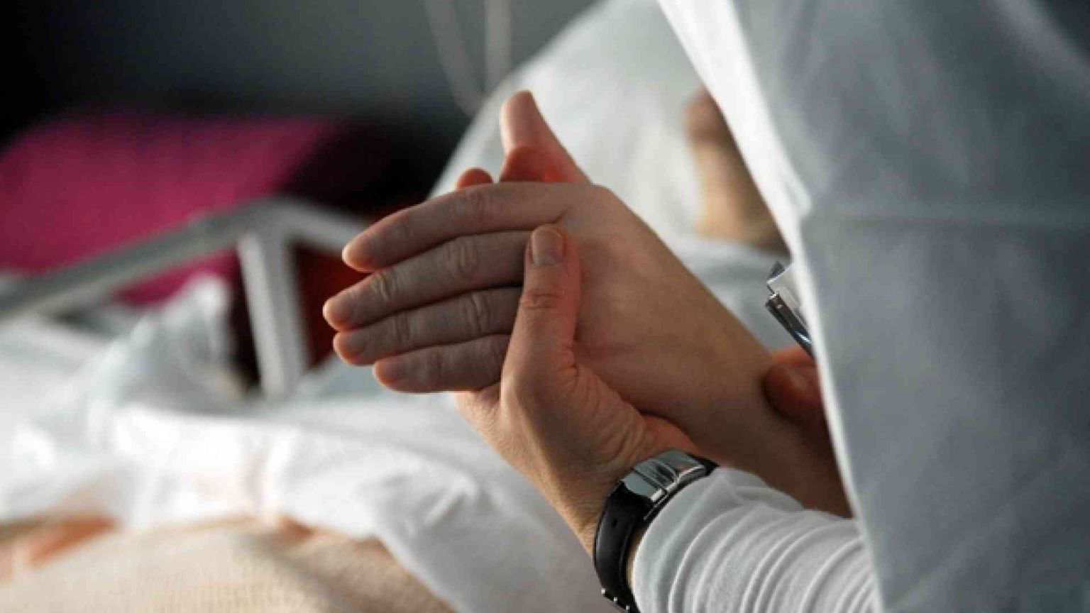 Malati sedati a domicilio. Francia verso l'eutanasia?