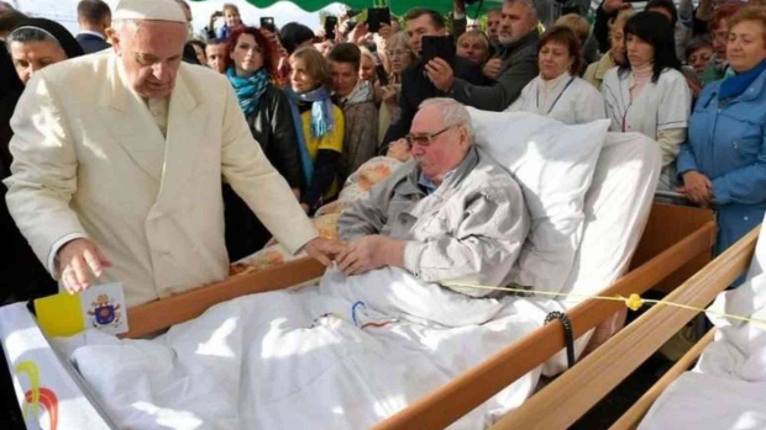 Nella Giornata del malato papa Francesco affida chi soffre a Maria