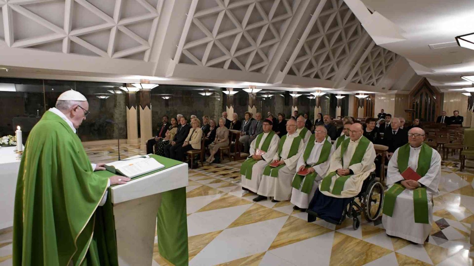 Il Papa: scivolare nella mondanità è la lenta apostasia del cuore