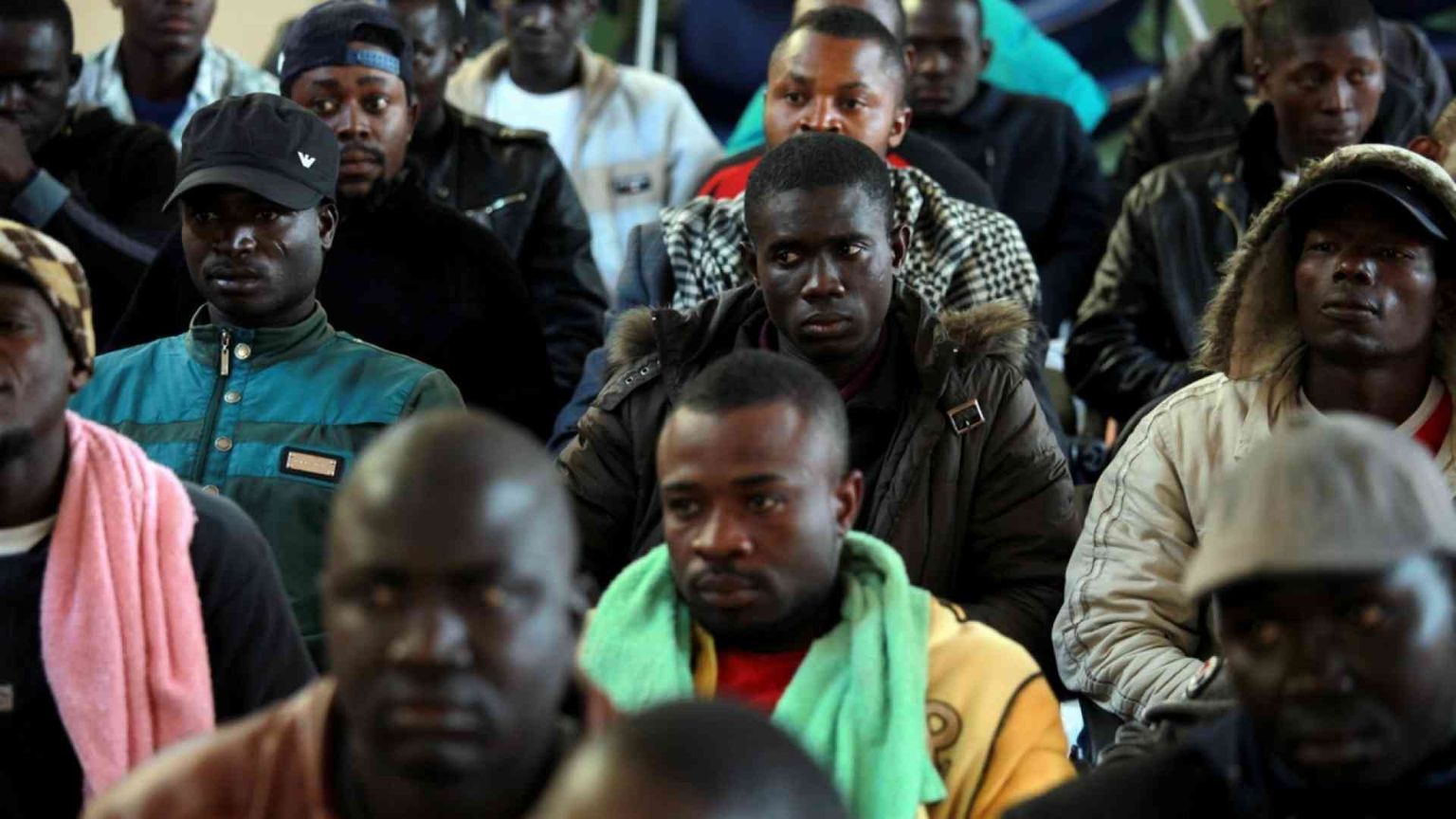 Accogliere bene gli immigrati conviene. Caritas: i numeri dell'integrazione