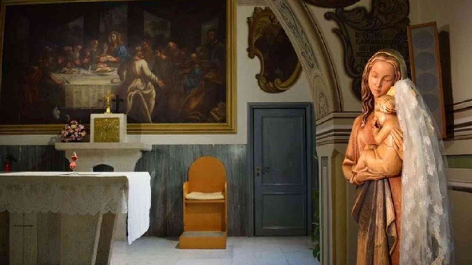 «Conosco il dolore e la speranza». E dona il velo da sposa a Gesù Bambino