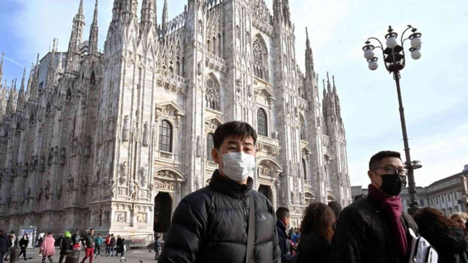 Chiese aperte ma Messe sospese. La preghiera dell'arcivescovo Delpini