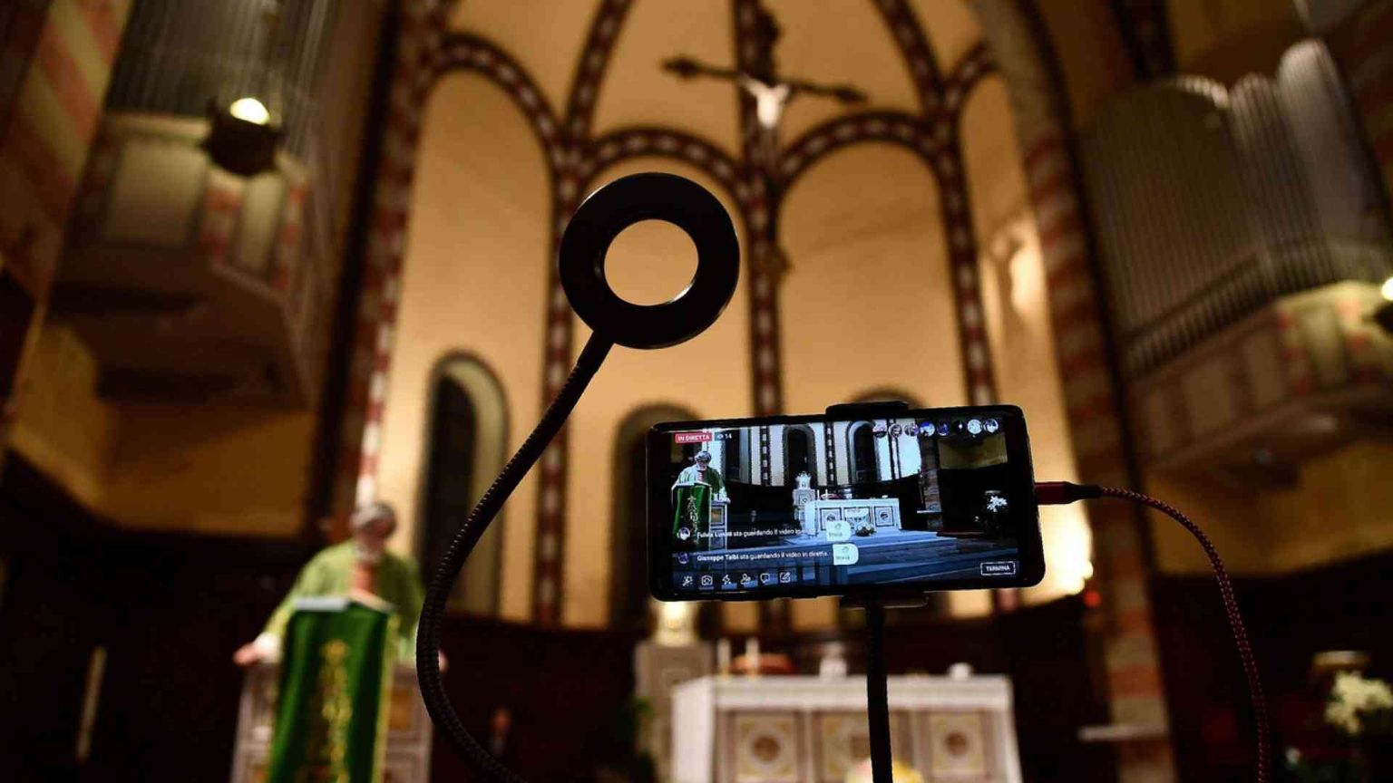 Messe sospese e Ceneri rinviate nelle comunità afflitte dal virus