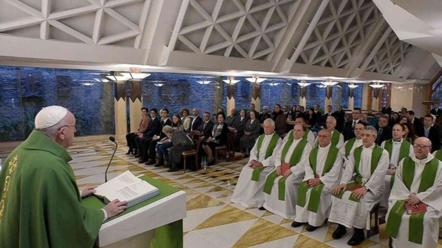 Il Papa: il più grande nella Chiesa è chi serve, non chi ha più titoli