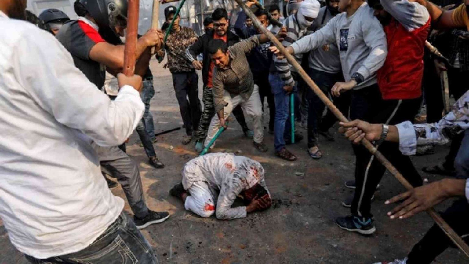 Scontri a Delhi: 33 morti. Chiesto il coprifuoco