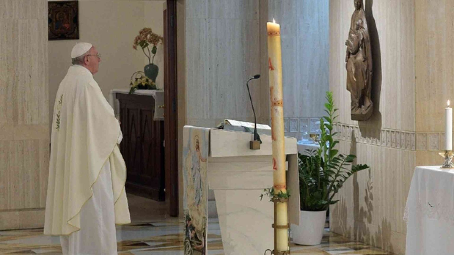 Il Papa rinvia le udienze ufficiali ma prosegue gli incontri a Santa Marta