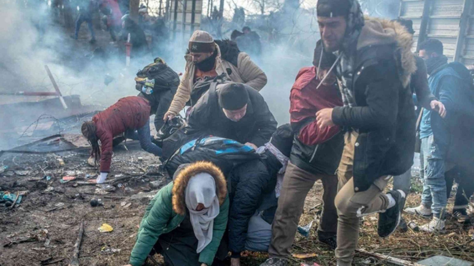 Lacrimogeni contro i profughi siriani, Grecia blocca il passaggio dalla Turchia