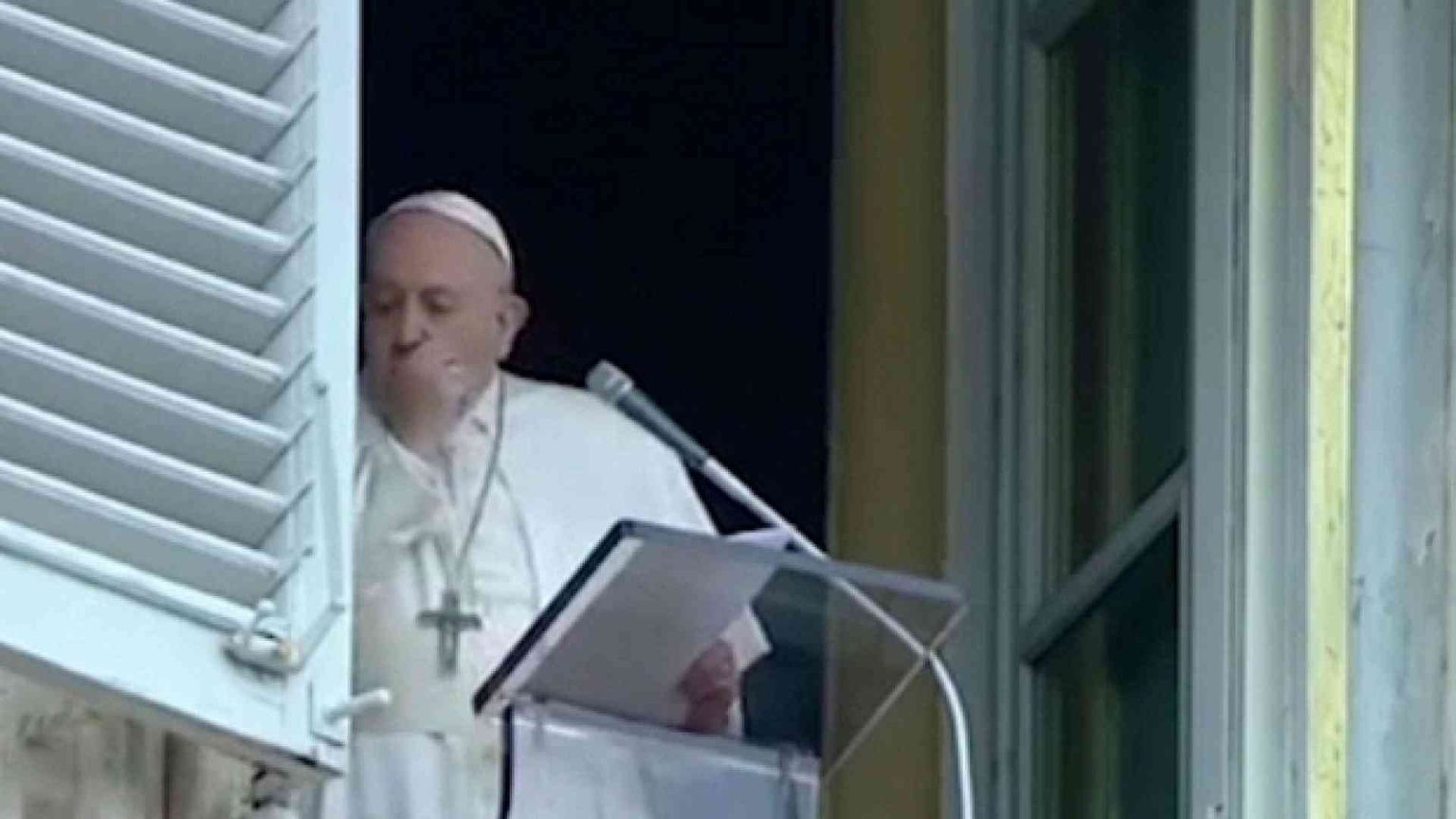 «Papa Francesco è raffreddato, nessun sintomo di altre malattie»