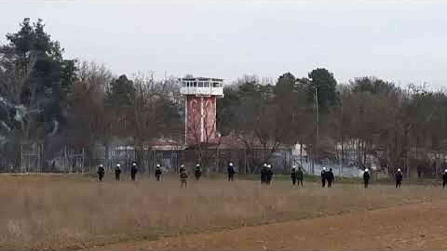 La Grecia usa gas e granate stordenti contro i migranti / Il video