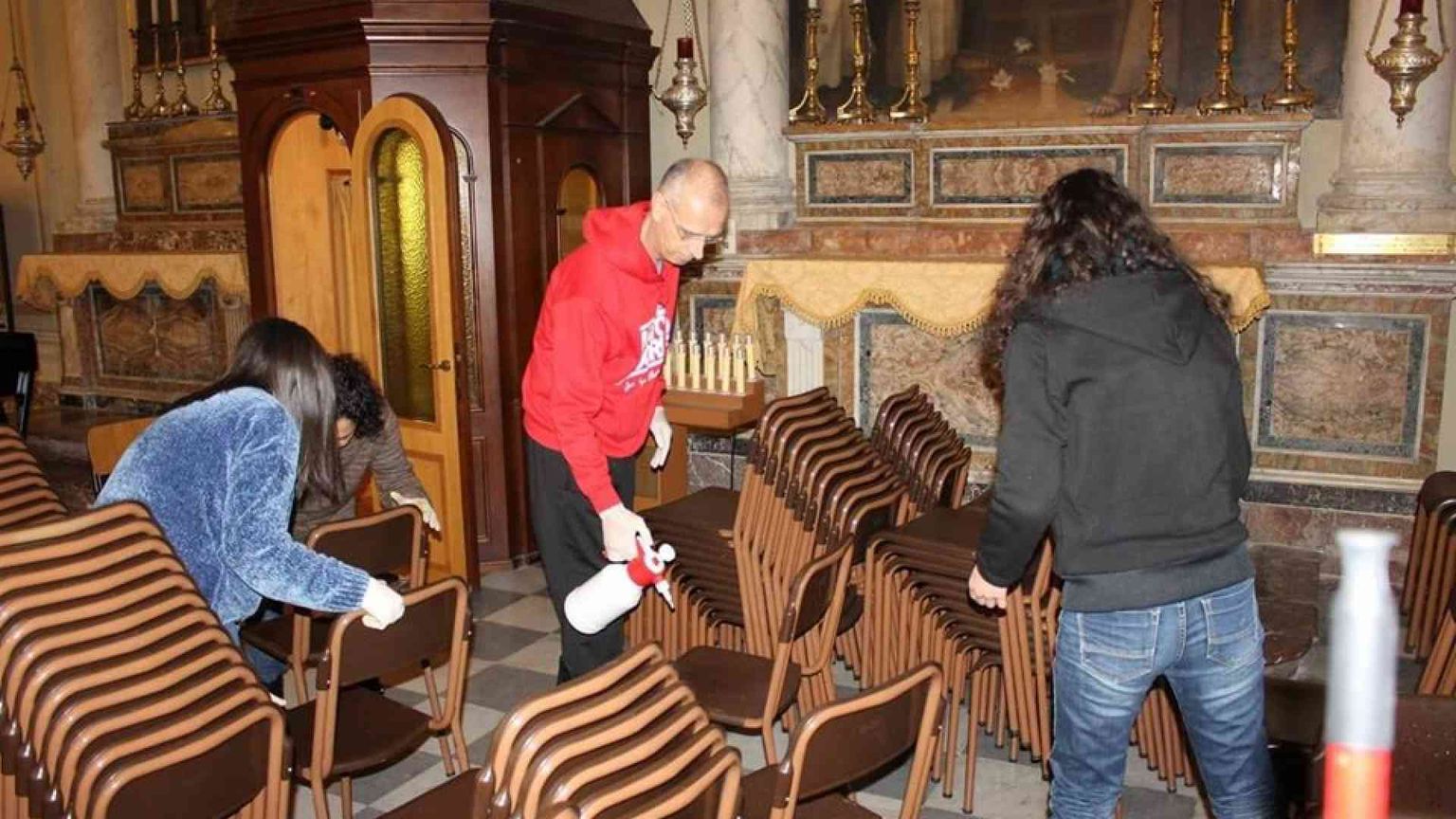 Il vescovo Raspanti igienizza sedie e panche in cattedrale