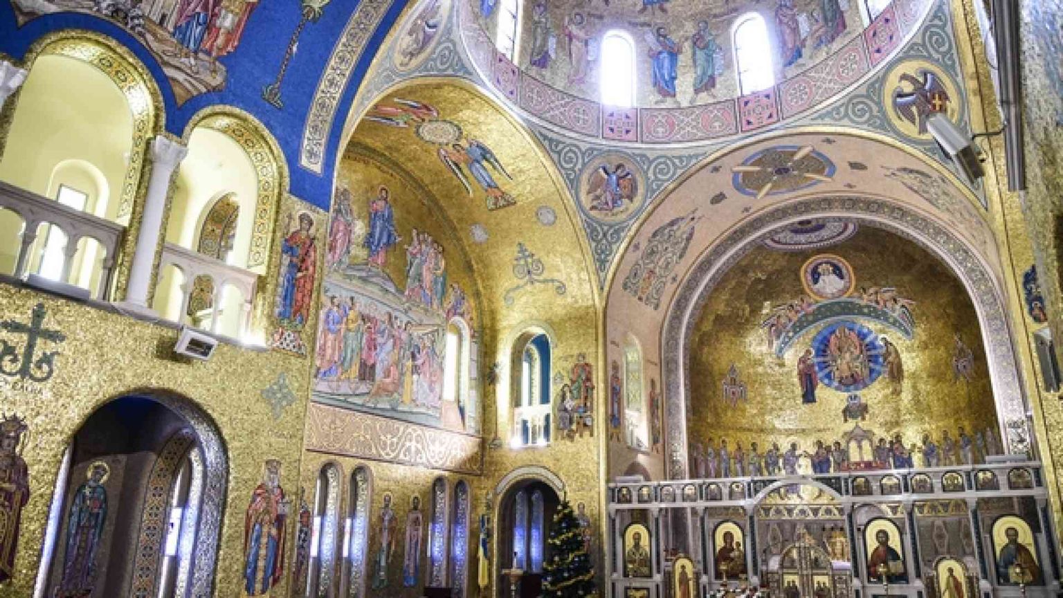 "Messe e funerali sospesi in tutta Italia", il comunicato della Cei