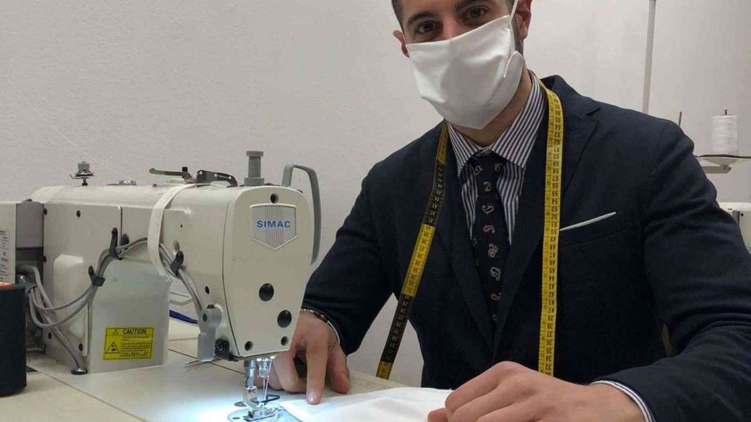 Le "mascherine solidali" di tessuto: il regalo di un sarto alla Caritas