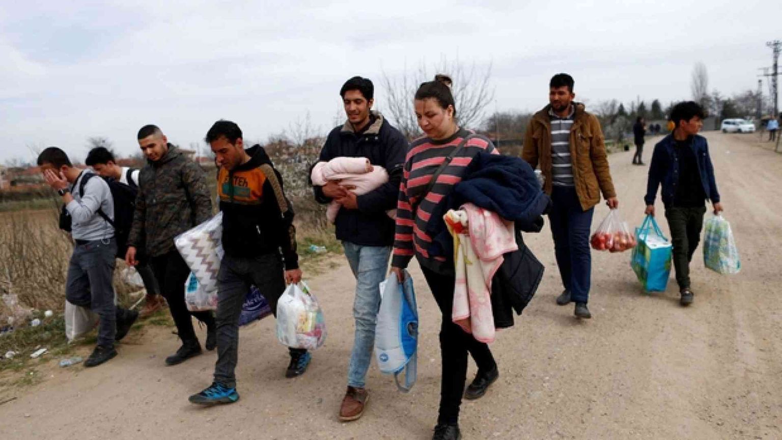 Il Papa: «Non dimenticare quei profughi sul confine»